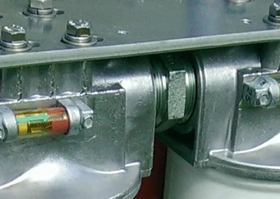 Differential pressure gauges on SFC spin-on filter cart for monitoring pressure drop across filter elements