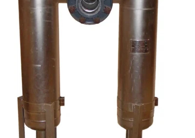 Duplex bag filter housing with two filter vessels for continuous liquid filtration in industrial applications