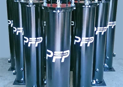 Single hydraulic cartridge filter housings for high-pressure fluid filtration in industrial systems
