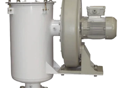 Vacuum-assisted mist eliminator for removing fine mist and aerosols in low-pressure or sealed systems
