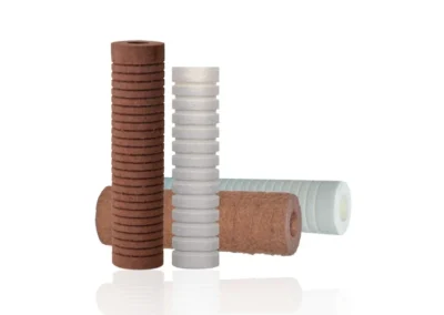 Resin bonded filter cartridges for depth filtration in high-viscosity and high-temperature industrial fluid applications