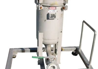 Vacuum filter vessel mounted on mobile cart for portable oil purification